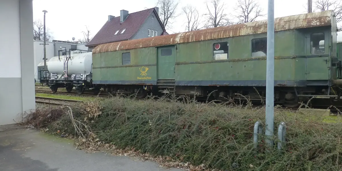 Grüner zweiachsiger Bahnpostwagen der Deutschen Post