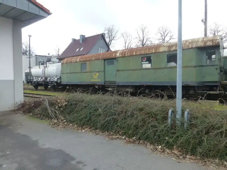 Grüner zweiachsiger Bahnpostwagen der Deutschen Post