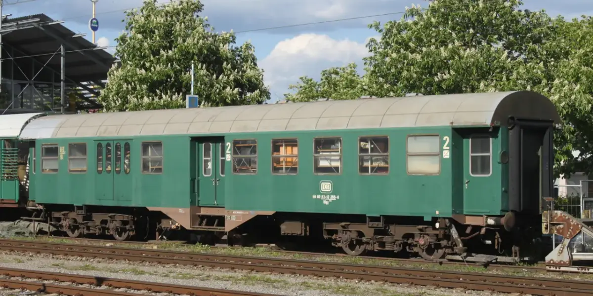 Grüner Umbauwagen mit Gepäckabteil