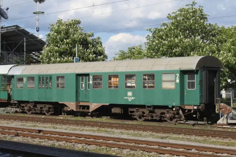 Grüner Umbauwagen mit Gepäckabteil