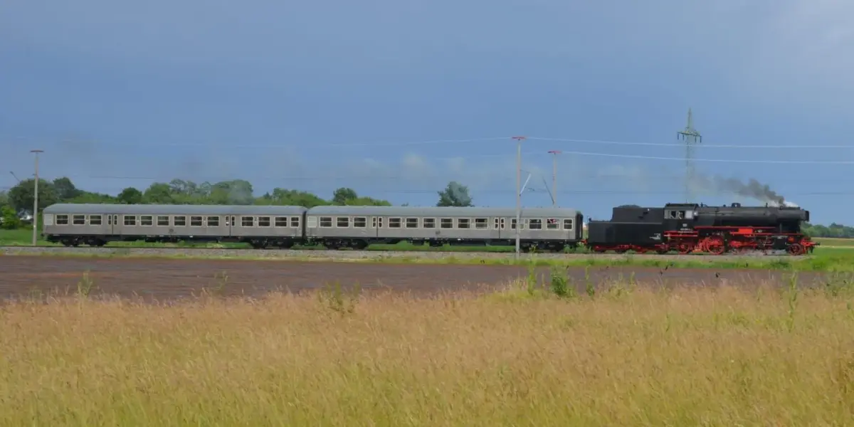 Silberlinge mit Dampflok 23 058 bei Erlangen